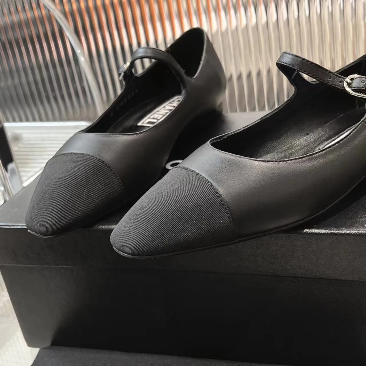 👟👟Ex-factory price 520👟👟 (Top version) CHANEL 24P early spring new trapezoidal toe high-heeled shoes, high version of one-strap, pointed square toe, color-blocked Mary Jane shoes, Xiaoxiang𝐂's two most popular shoes this year are these small silver shoes and big-toe shoes. It is difficult to find these shoes in the counter. It breaks the conventional pointed square toe design and gives people a refreshing feeling. I thought it was good-looking. Only when you put it on your feet will you know how easy it is to wear. It is really special and fashionable. The side rhinestones 𝐋𝐨𝐠𝐨 are very eye-catching. The smooth shoe shape is full of high-end feeling. I can think of countless outfits at the moment. Upper: imported cowhide/metallic film grain leather. Foot pad: sheepskin. Lining: sheepskin. Sole: Italian genuine leather outsole. Heel height: 1cm. Color: white/silver/black/pink. 4 colors size: 35-40 (41 made to order, non-refundable and non-exchangeable)